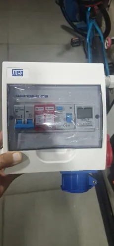 Quadro de proteção para carregador de carro elétrico com tomadas de 20a e 32a .