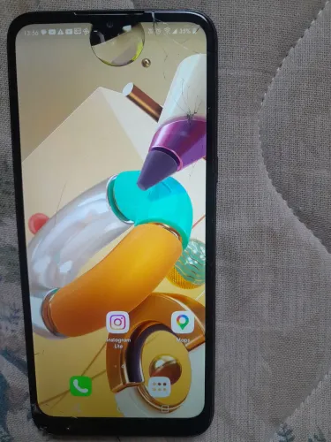 Vende se esse celular pequeno trincado mais não tefere nada na tela 