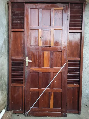 Porta de massaranduba com bandeira