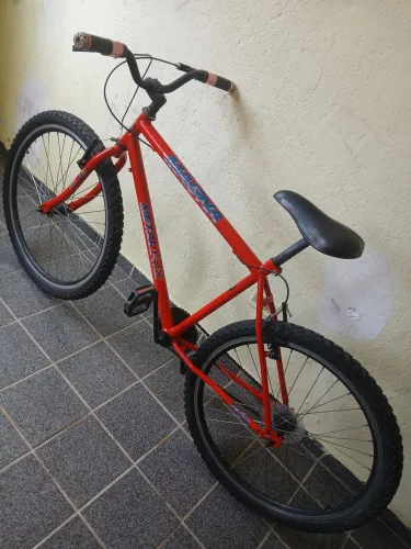 Bicicleta vermelha aro 26