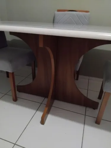 Vendo mesa com cadeiras