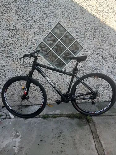 BICICLETA FIRST, ARO 29, QUADRO 19 ALUMÍNIO 