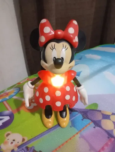 Boneca Minie vermelha (ela fala e acende)