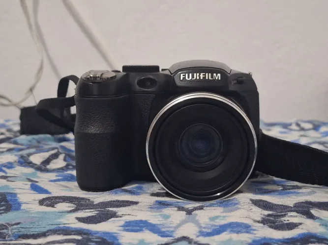 Câmera Fujifilm finepix s1800