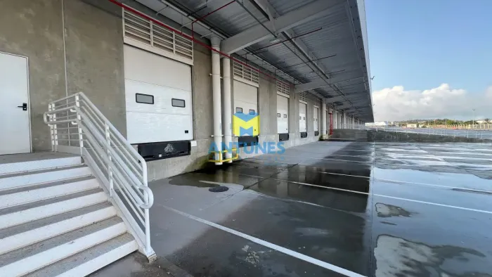 Alugue em Prazeres/Jaboatão galpão - Condomínio Logistico 3435m² com docas