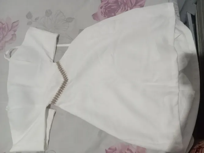 Vestido branco tamanho G, usado só 1 vez detalhe dourado é recortes