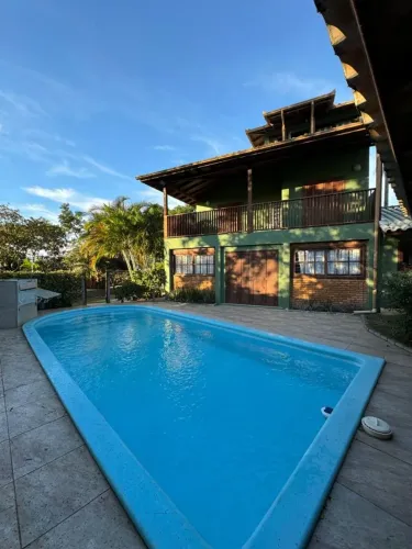 Casa com piscina e 4 quartos à venda na Praia do Campeche, em Florianópolis.