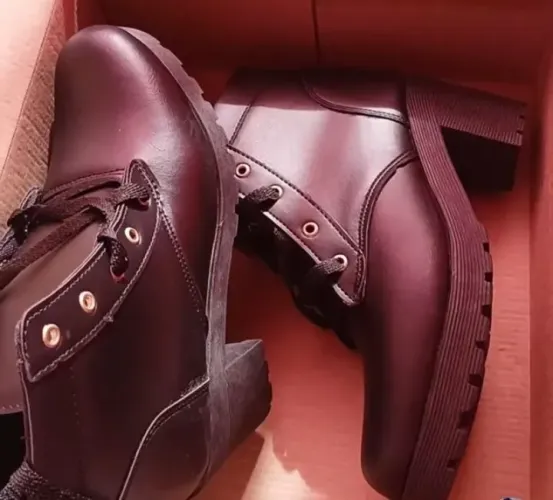 BOTA DE SALTO PRETA