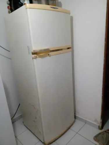 Geladeira (com defeito)