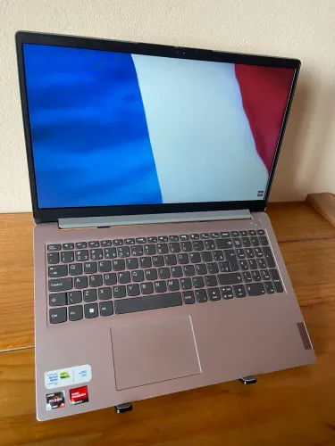 Notebook Lenovo Ryzen 5 / Radeon T610M / 8GB RAM / 512GB SSD / Tela 15.6?