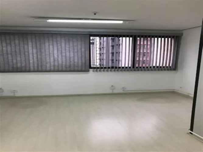 Sala comercial dividida em 3 ambientes, recepção, reunião e escritório, com 40m², 2 banhei