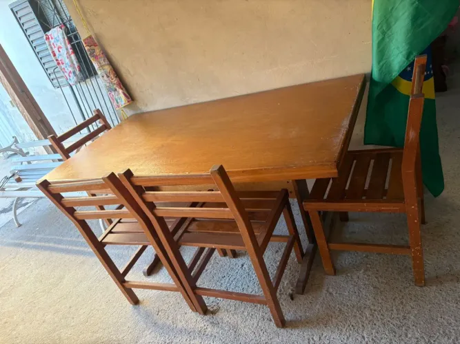 Mesa com 6 cadeiras 250,00