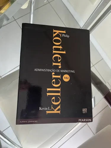 Livro Administração de Marketing, de Philip Kotler e Kevin L. Keller, da Pearson.