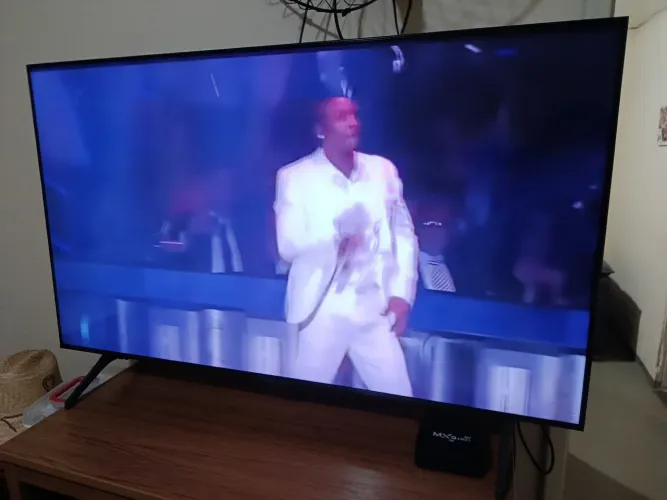 TV Samsung smart ultra HD 4 k 50 pegadas