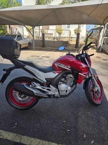 CB Twister 250 ABS 2022 Vermelha Único Dono | Com Baú e Suporte | Impecável | Pneus Novos