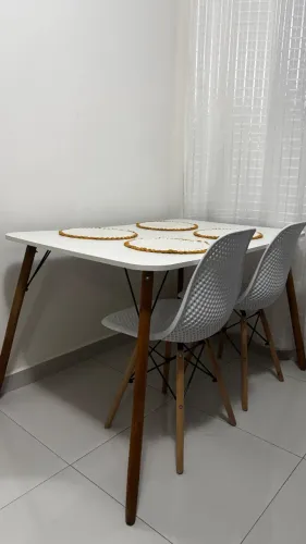 Mesa com 2 cadeiras