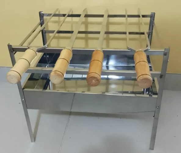 CHURRASQUEIRA DESMONTÁVEL DE INOX MÉDIA (BAIXA) COM 4 ESPETOS DE ALUMÍNIO INCLUSOS