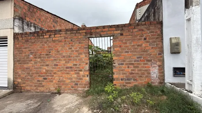 Vende-se terreno 5.90 x 21,5 localizado próximo à igreja Santana Teresinha