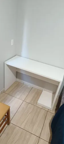 Mesa para computador com suporte de gabinete