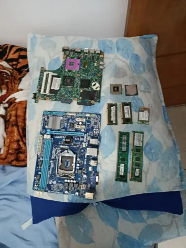 Vendo 2 placas um de Pc outro de notebook + 4 memórias ram 2 de Pc 2 de notebook e 2 proce