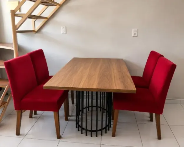 Mesa de jantar com 4 cadeiras