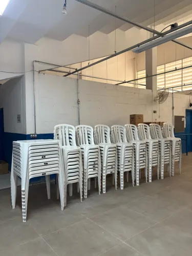 Vendo lote de mesas e cadeiras de plástico
