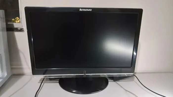 Monitor LENOVO 18,5" - Resolução: 1366 X 768 - 60hz - Ótima imagem.