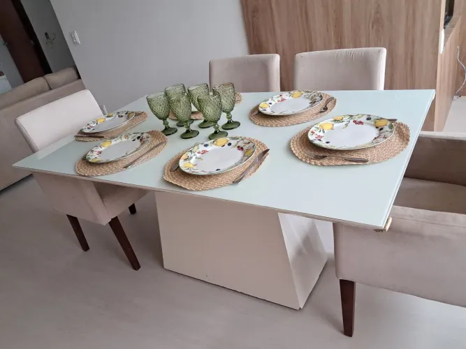 Mesa branca com tampo de vidro 6 lugares 