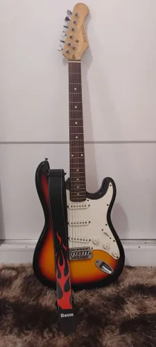 Guitarra Phoenix Sunburst stratocaster + correia Basso