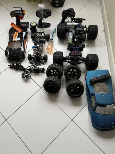 Vendo 2 automodelos a combustão.