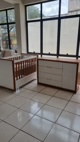 Berço com Rodinhas e Cômoda Branco e Eco Wood
