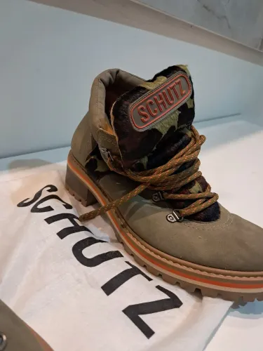 Bota feminina Schutz