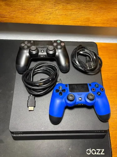 PS4 SLIM 1TB + 2 CONTROLES | IMPECÁVEL