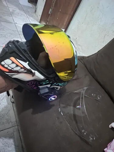 Vendo capacete Asx novinho não tem muitas marcas de uso como na foto