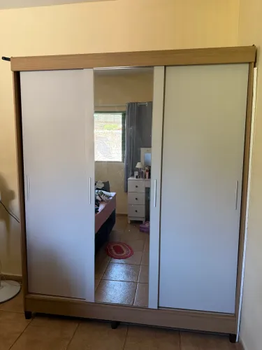 Guarda roupa 3 portas com espelho inteiriço 