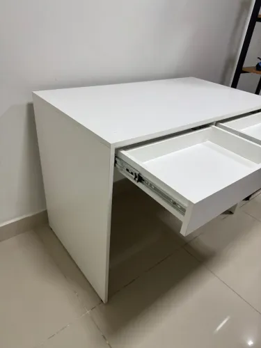 Mesa com gaveta projetada