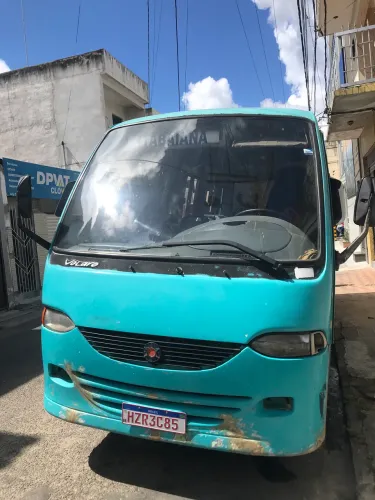 Carro à venda dispenso curioso