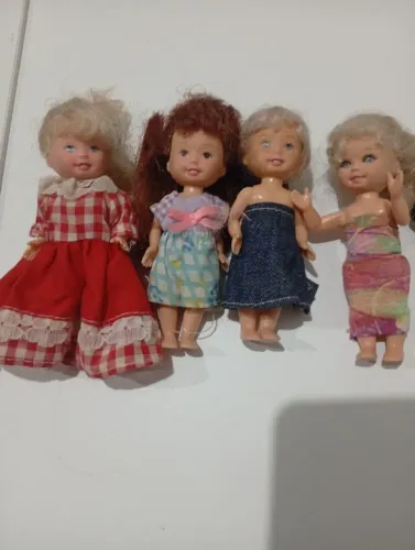 Miniatura quatro bonecas.