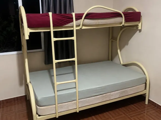 Beliche Tubular de Ferro com Cama de Viúvo + Colchões