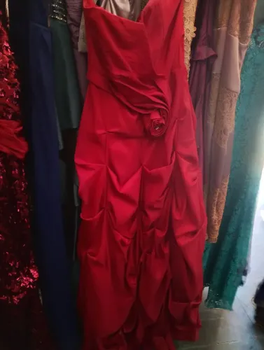 Roupas de festas e casamento alugo e vendo