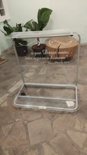 Genuflexório em acrílico para casamentos