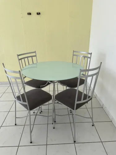 Mesa com quatro cadeiras de ferro