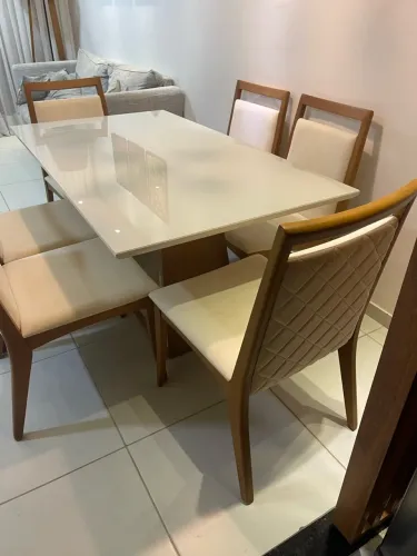 Mesa com 6 cadeiras em madeira