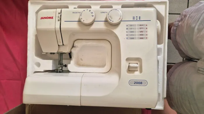 Máquina de Costura JANOME 2008 em excelente estado 