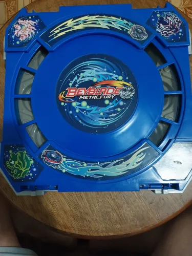 MALETA ARENA BEYBLADE METAL FURY.