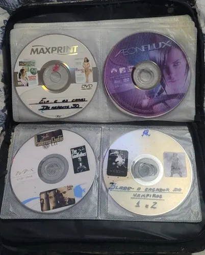 Estojo com mais de 60 filmes em DVD 