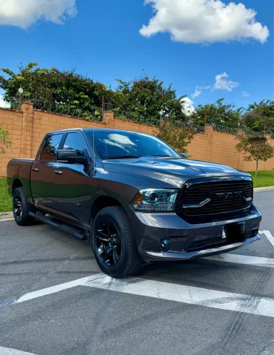 Ram Classic Laramie Night Edition 5.7 V8 16V Gasolina 4X4 Aut. 2023