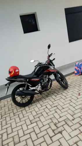 Vendo CG 160 Titan apenas 1.600 km rodados..IPVA pago e seguro pago até dezembro...tem bau
