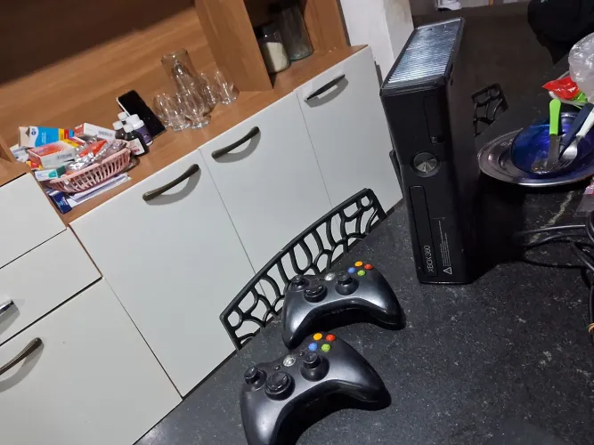 Video game ps3 e Xbox 360 com 2 controles e a bolsa
