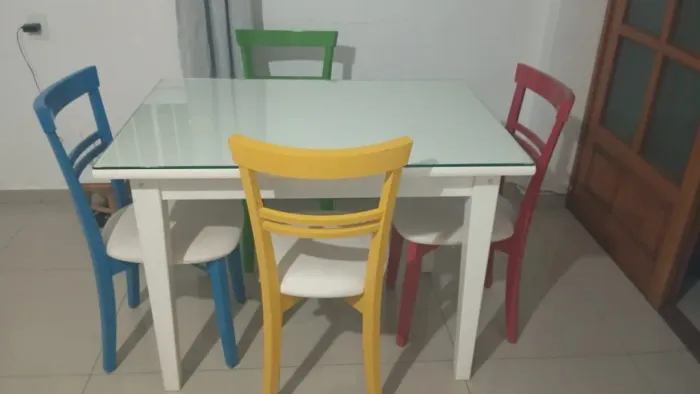 Mesa com quatro cadeiras 